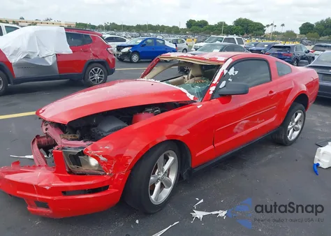 2008 Ford Mustang V6 Deluxe/V6 Premium z USA, uszkodzony, nr VIN 1ZVHT80N185208405
